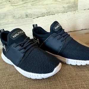 Toddler boys size Nautica slip on sneakers👟